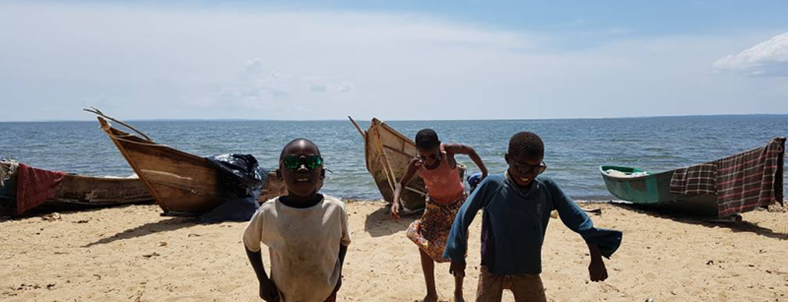 Kinder mit Sonnebrillen am Meer